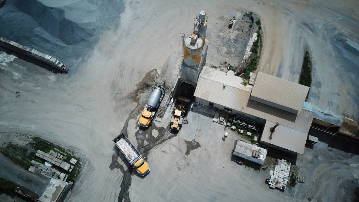 Vue du dessus de la centrale à béton, avec une bétonnière et un chargeur au chargement