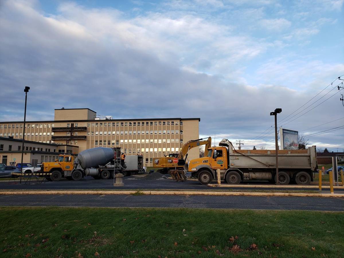 Bétonnière, pelle et camion-benne de Danis